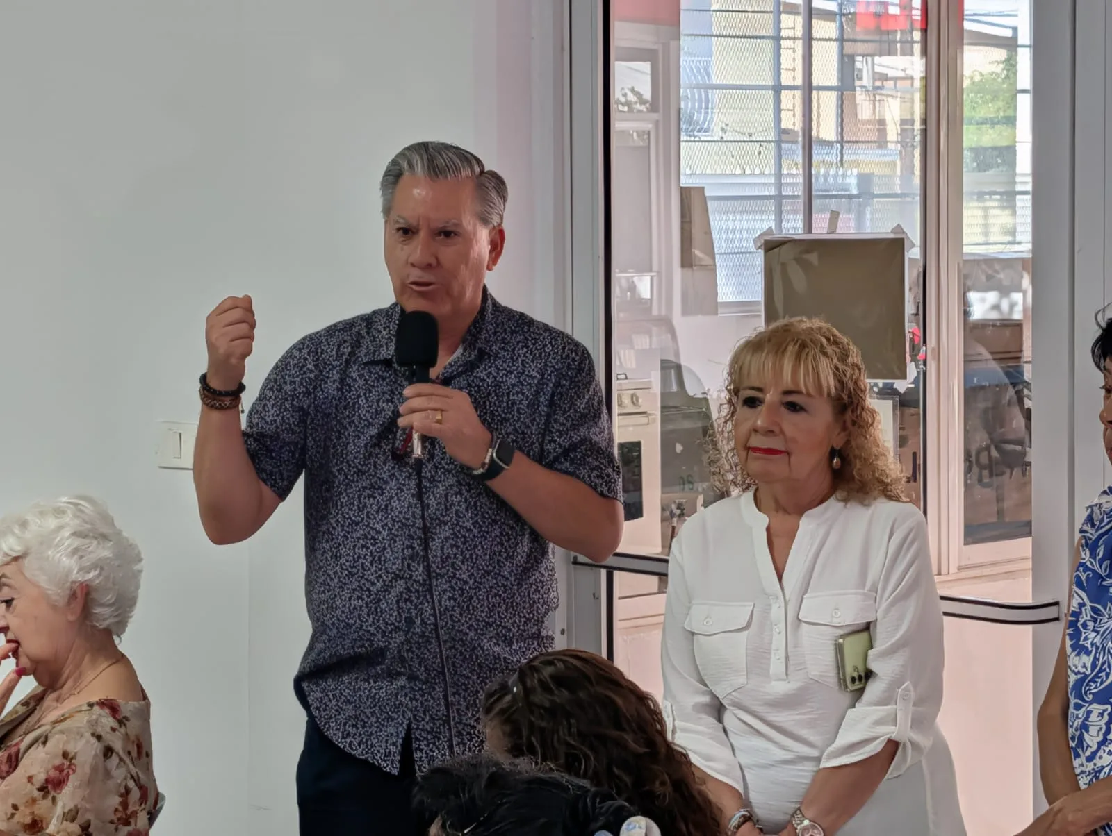 Adultos mayores de Juárez disfrutan cine y convivencia en Brigada Cultural del Centro Comunitario Fovissste Chamizal - imagen 3