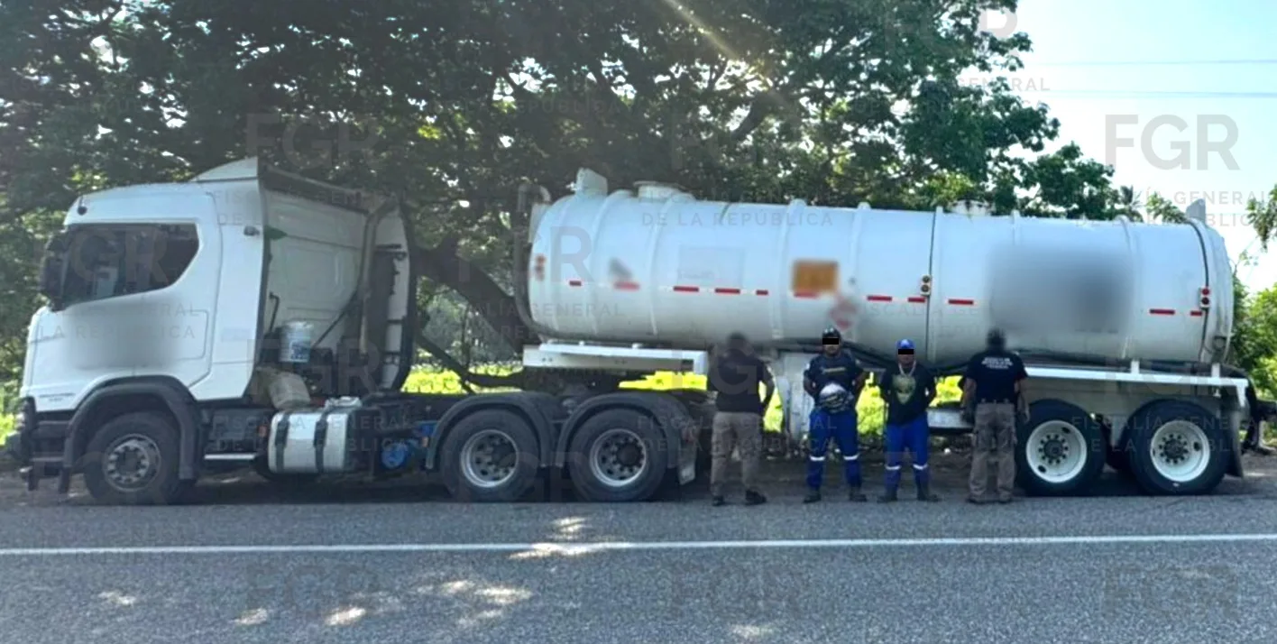 Detienen a conductor con 20 mil litros de hidrocarburo de posible origen ilícito en Tabasco