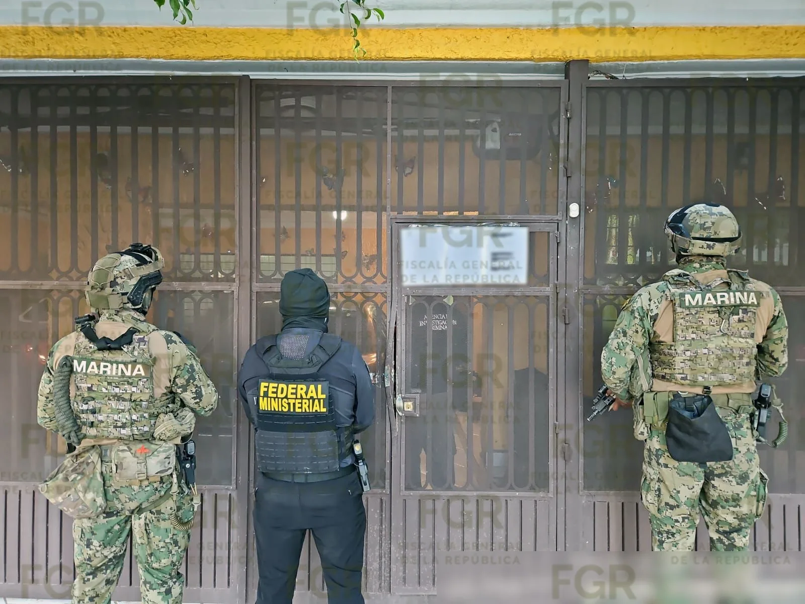 FGR y SSPC detienen a dos personas en cateos a cinco domicilios en Guadalajara; aseguran armas, droga y alcohol adulterado