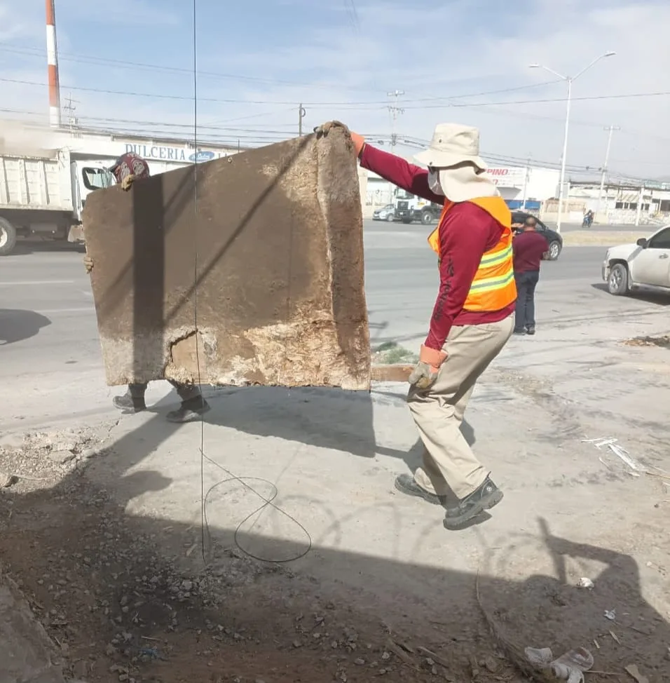 Municipio de Juárez retira talleres y puestos que invadían un dique en avenida Aeronáutica - imagen 6