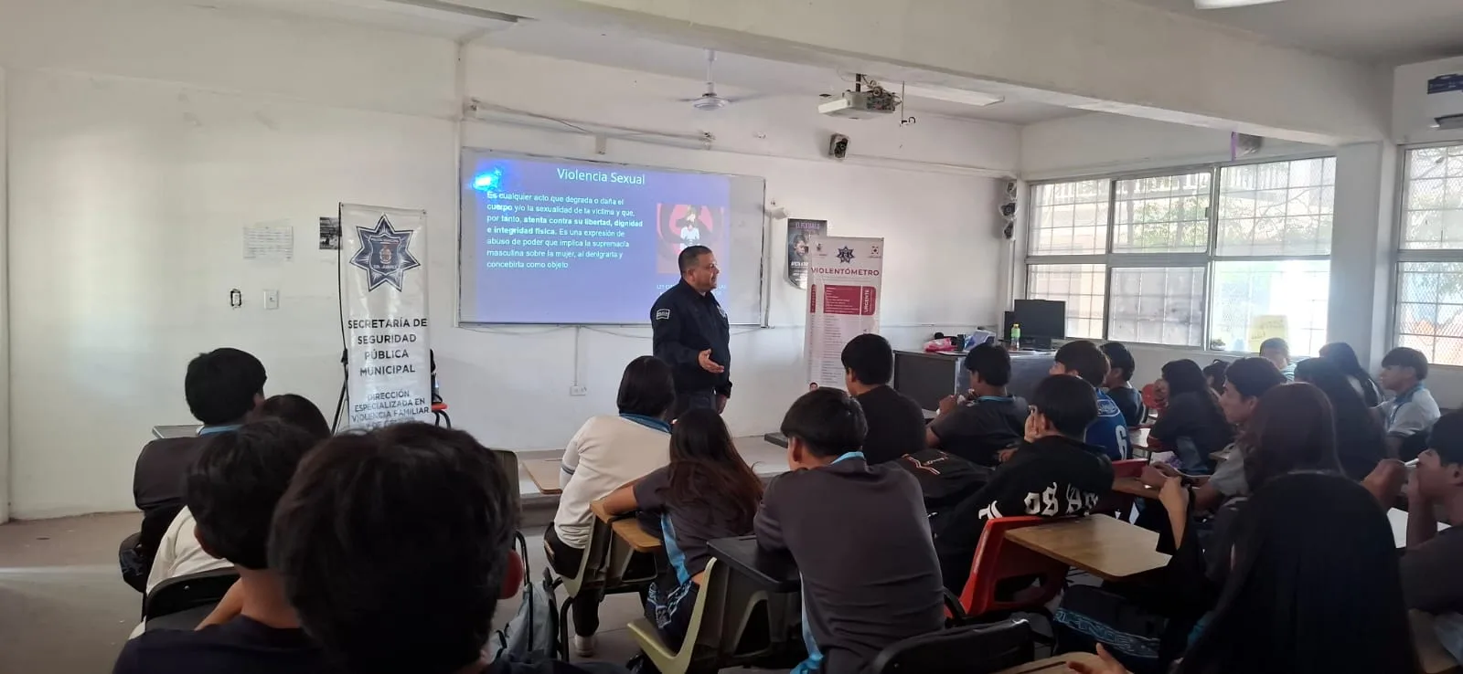 Policía municipal imparte charla sobre violencia familiar a 196 estudiantes de preparatoria en Ciudad Juárez