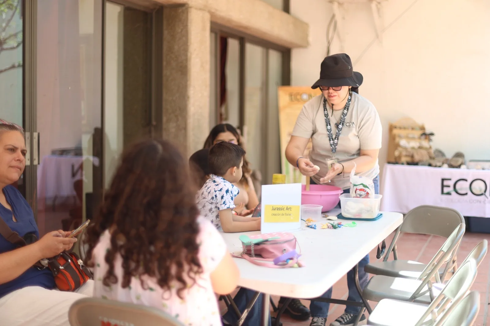 Taller 'Jurassic Art' en el MAHCH acerca a familias de Juárez al mundo de los fósiles y la evolución - imagen 1