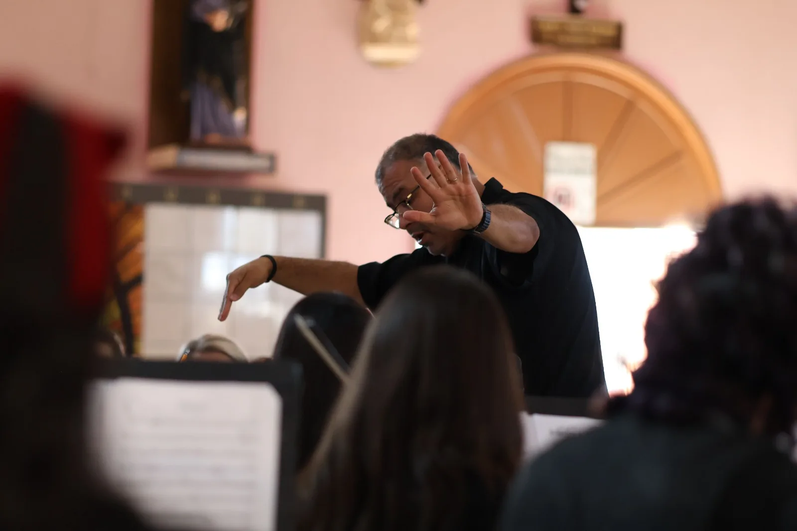 Filarmónica Joven lleva música sinfónica gratuita a familias de Ciudad Juárez en la Parroquia Santa Inés - imagen 3