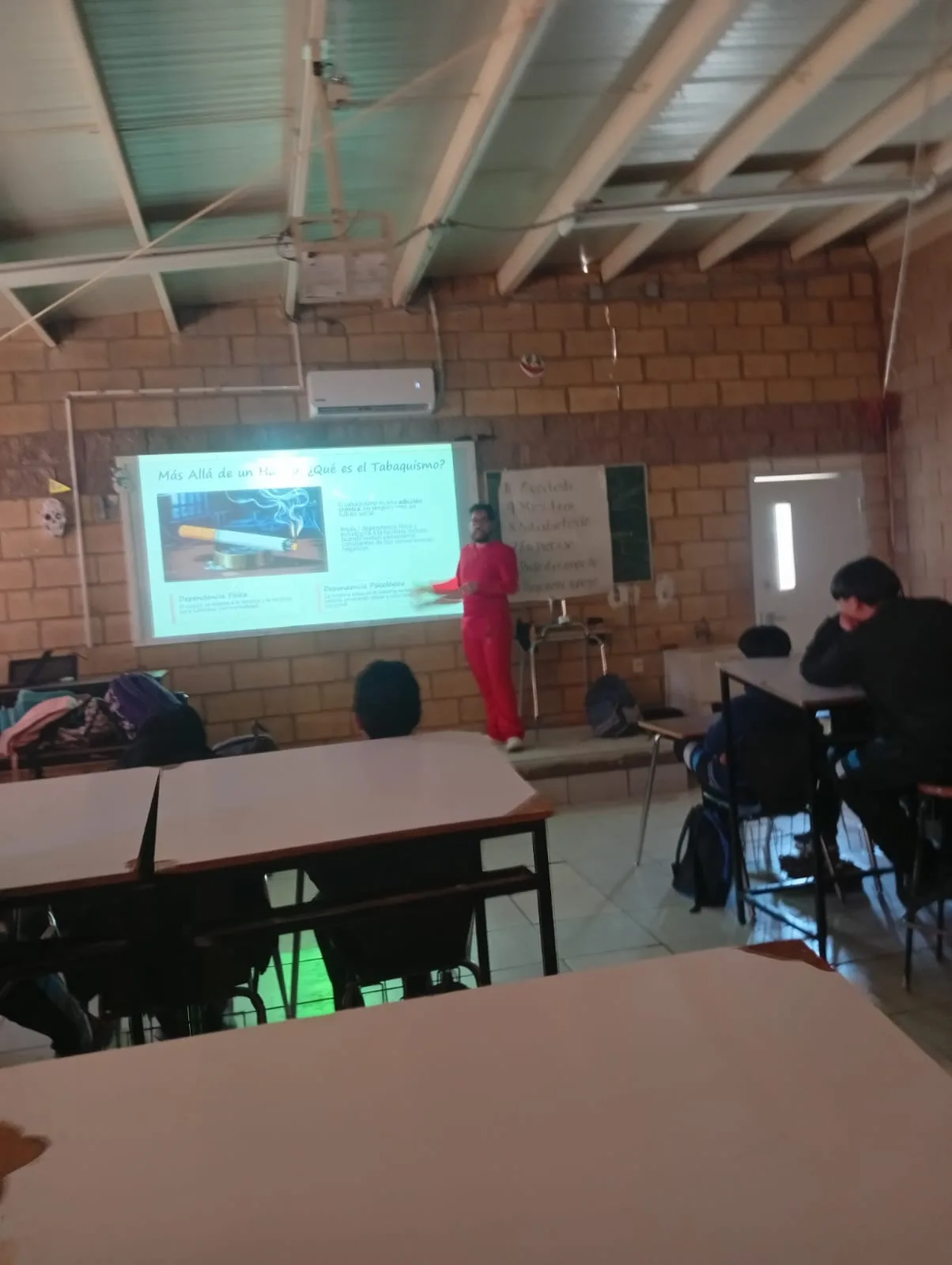 Campaña de concientización en secundaria sobre riesgos del tabaquismo, vapeo y wax en la ciudad