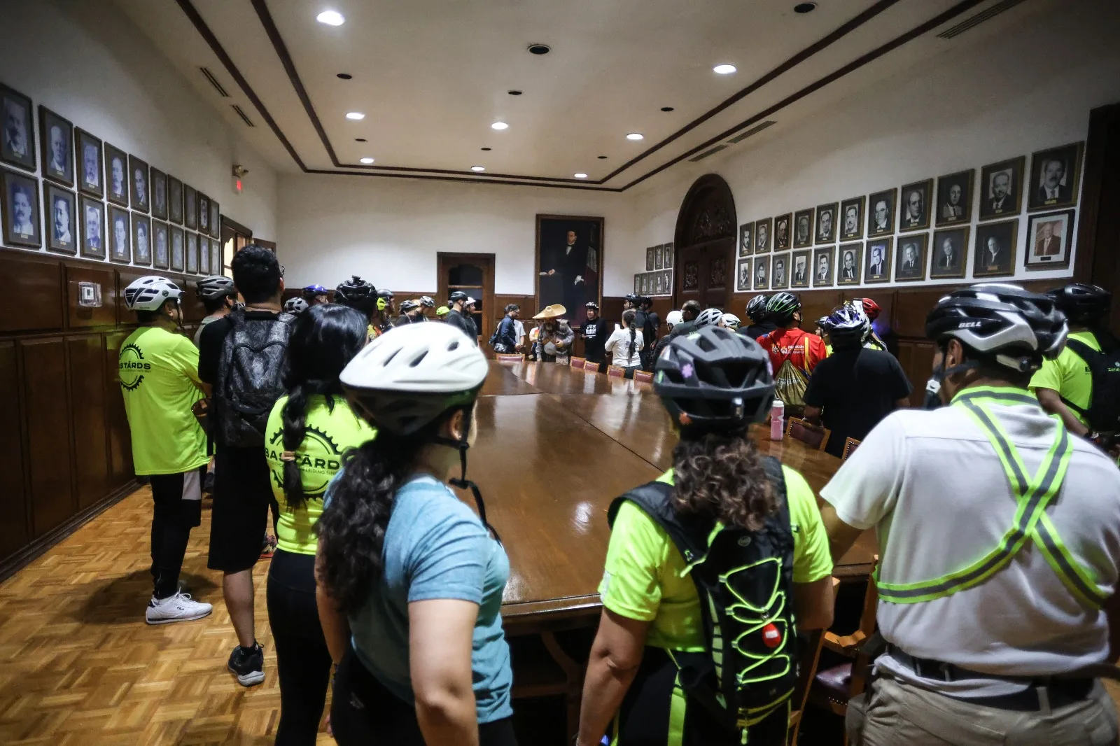 Ciclistas realizan recorrido nocturno por la Antigua Presidencia Municipal de Ciudad Juárez - imagen 9
