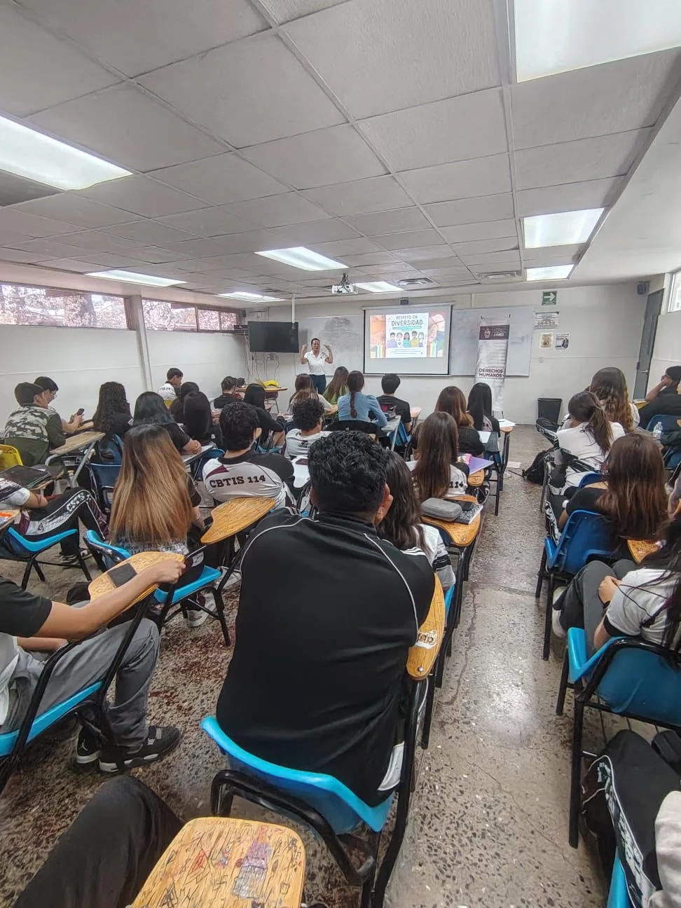 Curso sobre prevención de homofobia, bifobia y transfobia en escuela de México
