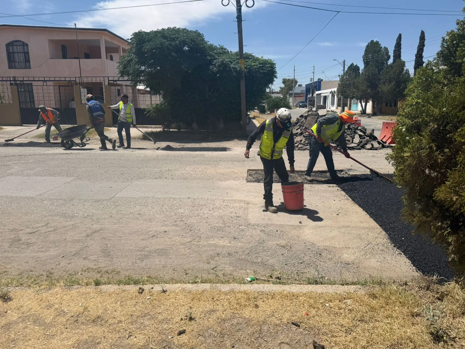 Obras Públicas intensifica bacheo en el suroriente de la ciudad para mejorar vialidades - imagen 4