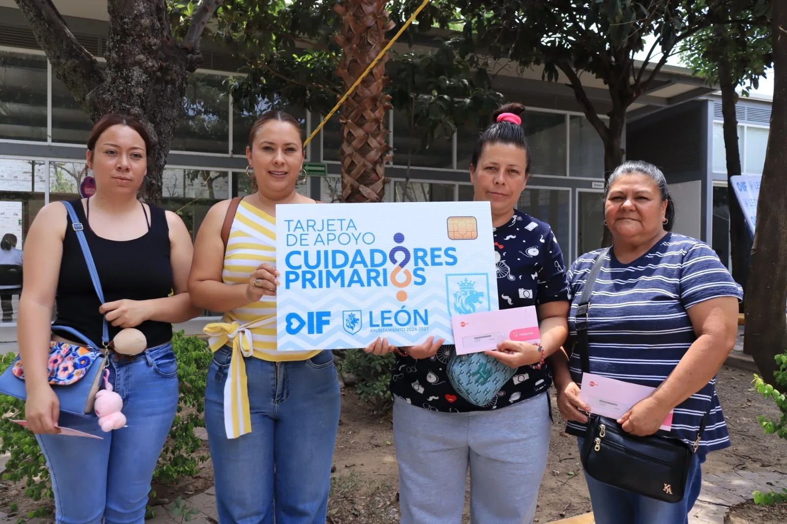 DIF León entrega tarjetas de apoyo y talleres para cuidadores de personas vulnerables