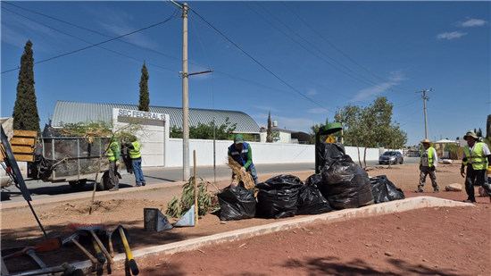 Gobierno Municipal y Walmart realizan jornada de limpieza en parques de Chihuahua - imagen 3