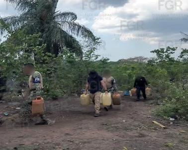 FGR asegura más de 4,500 litros de hidrocarburo en Veracruz durante operativo contra delitos relacionados con combustible
