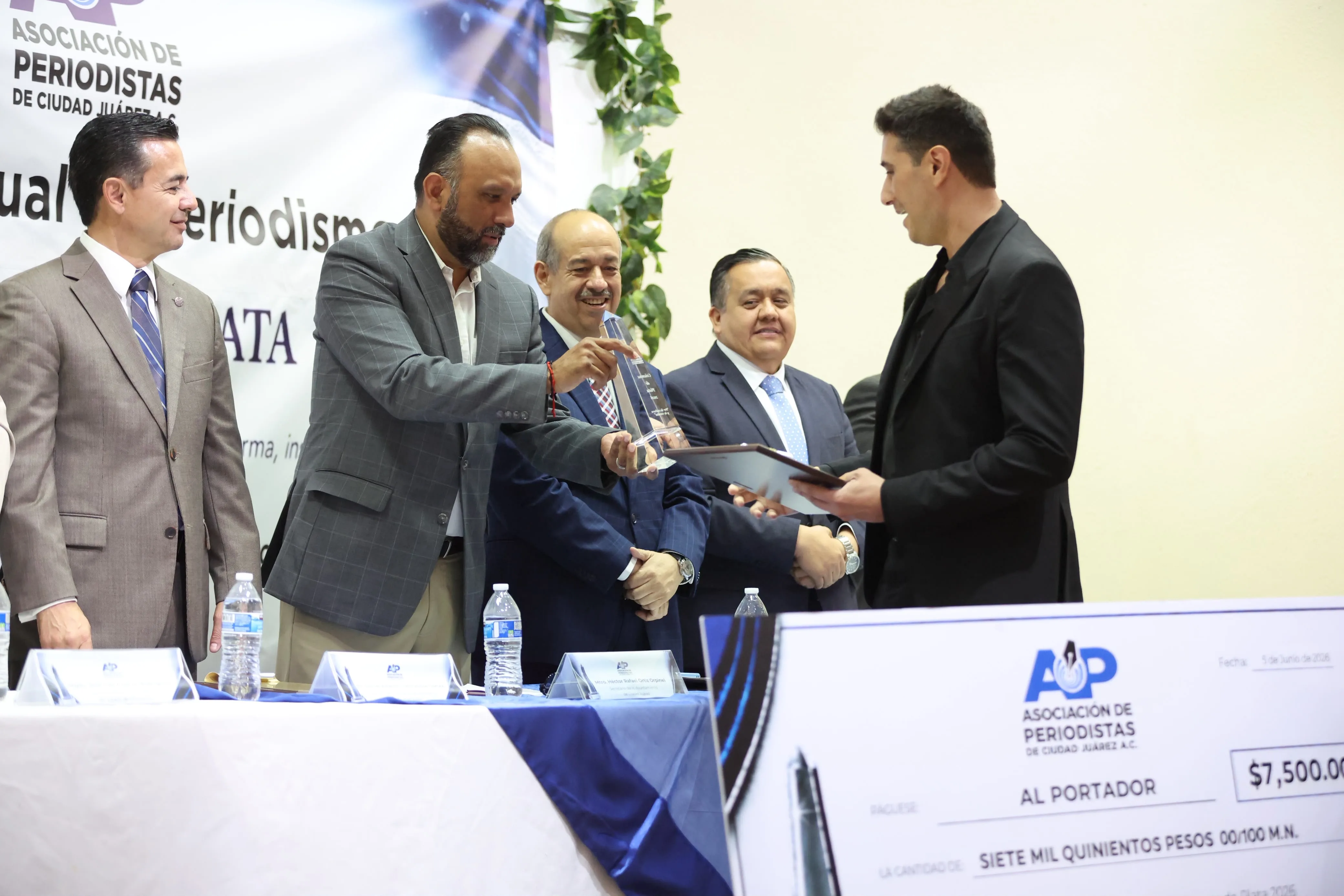 Secretario del Ayuntamiento participa en entrega del premio Columna de Plata 2026 en Ciudad Juárez - imagen 7