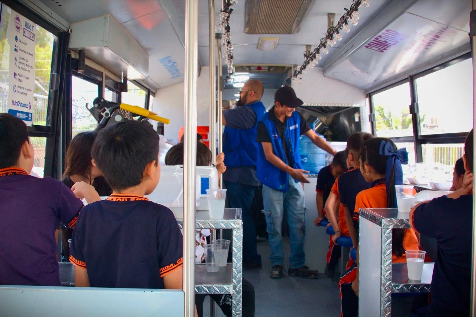 Comedor móvil de NutriChihuahua lleva platillos a alumnos de una primaria en Chihuahua