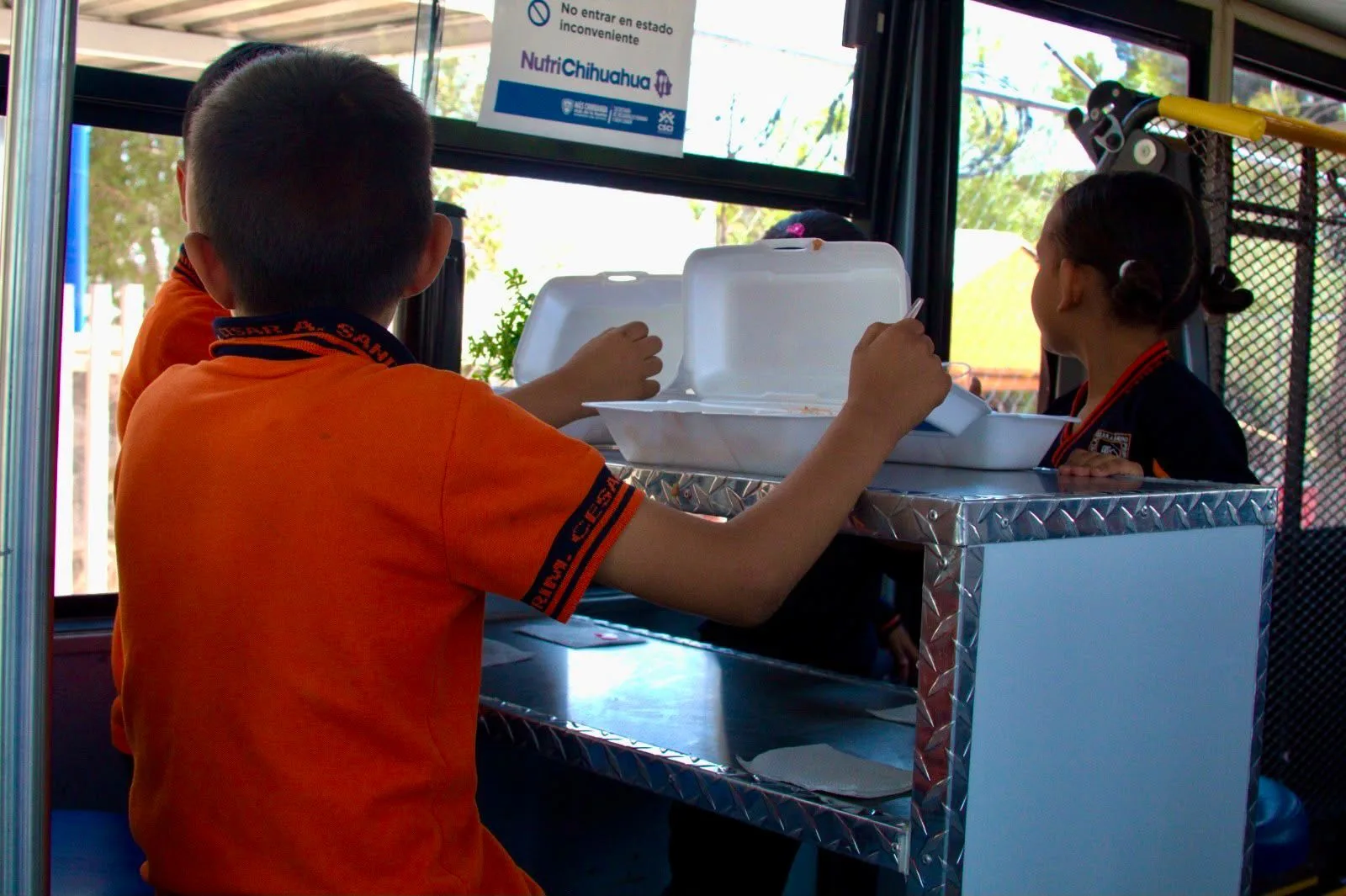 Comedor móvil de NutriChihuahua lleva platillos a alumnos de una primaria en Chihuahua - imagen 5