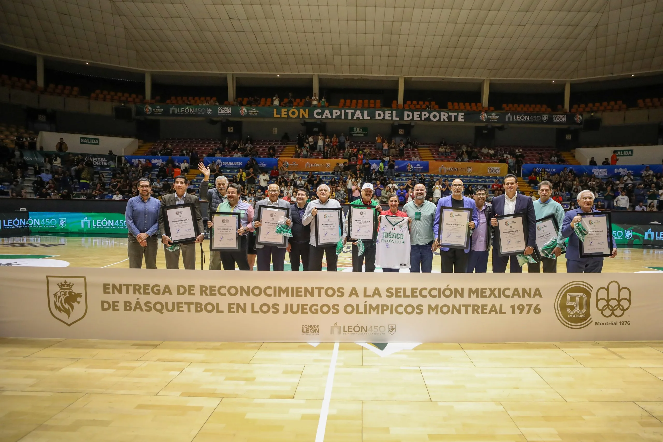 León rinde homenaje a leyendas del baloncesto mexicano en evento del FIBA AmeriCup U18