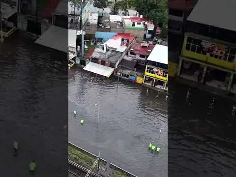 Inundaciones en la calzada Ignacio Zaragoza afectan tránsito cerca de estación Santa Martha