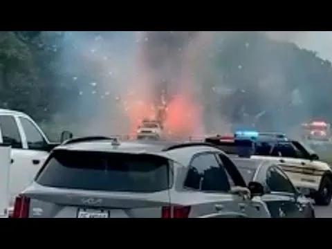Incendio de camión con fuegos artificiales en Tennessee genera alarma en la interestatal 75