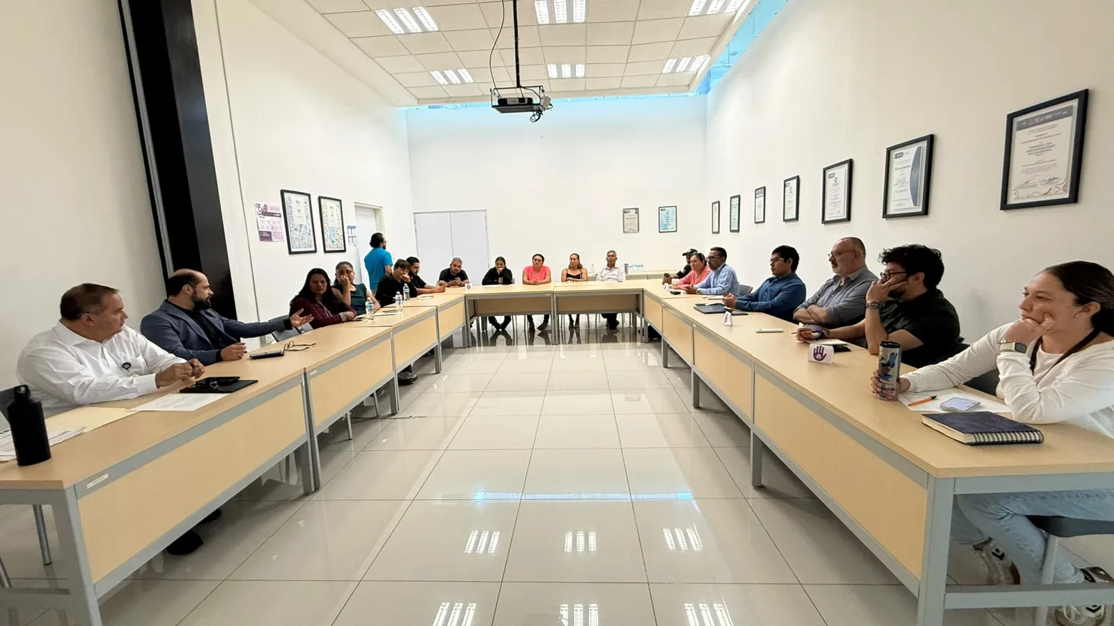 León avanza en electrificación de asentamientos en Medina para 2026