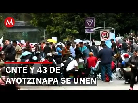 Maestros y familias de Ayotzinapa bloquean vías en CDMX para exigir justicia y mejoras salariales
