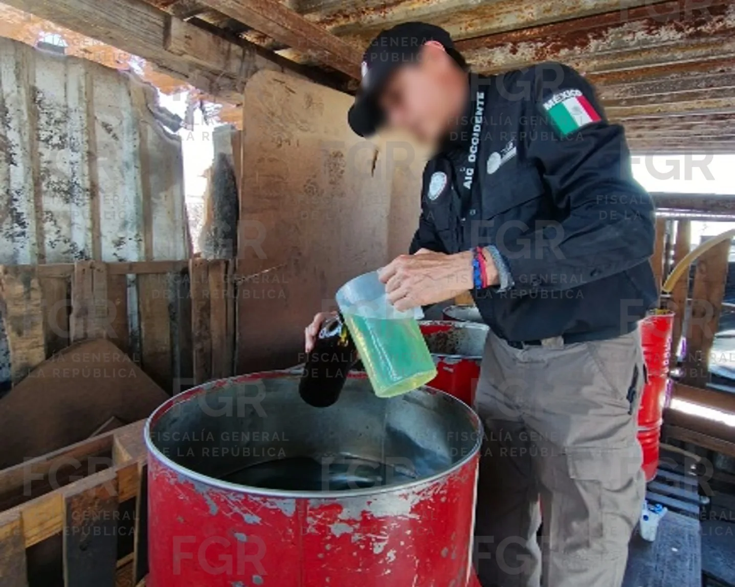 FGR asegura más de 450 litros de hidrocarburo en Lagos de Moreno, Jalisco - imagen 8