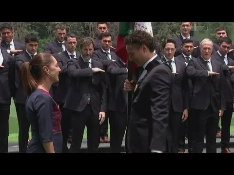 Sheinbaum entrega la bandera a Memo Ochoa en el Centro de Alto Rendimiento rumbo al Mundial 2026