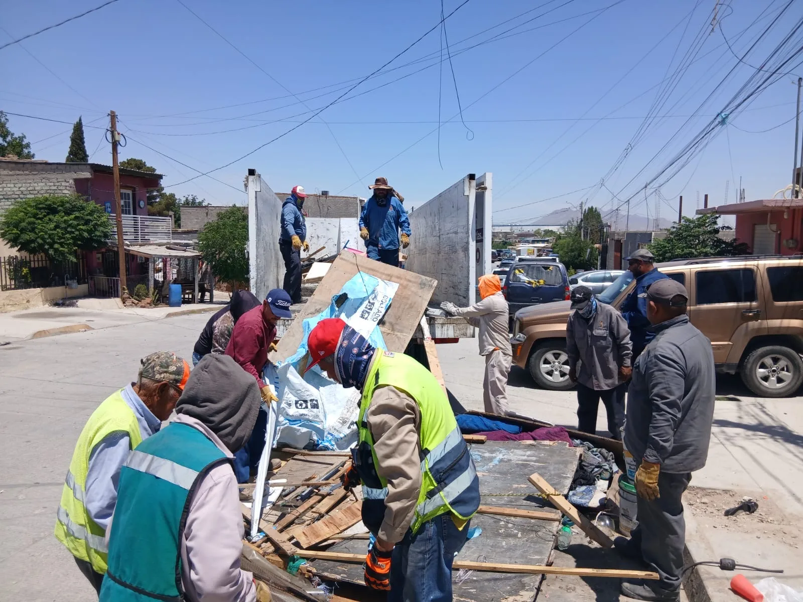 Retiran construcción improvisada que bloqueaba vía pública en colonia Independencia