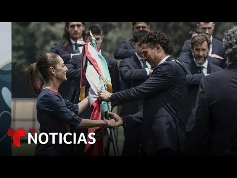 Claudia Sheinbaum entrega la bandera de México a la selección nacional antes del debut en el Mundial 2026