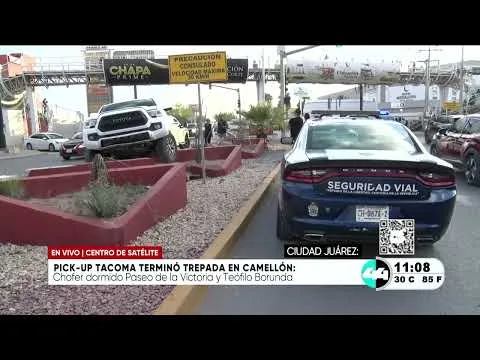 Camioneta Toyota Tacoma termina sobre el camellón en Ciudad Juárez