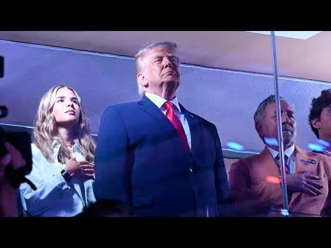 Trump asiste a partido de la NBA en Nueva York y recibe abucheos del público