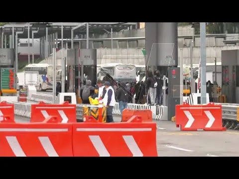 Normalistas de Ayotzinapa liberan caseta de Tlalpan en la autopista México-Cuernavaca durante protesta