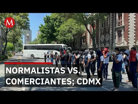 Enfrentamiento entre normalistas y comerciantes cerca del Zócalo durante preparativos del Fan Fest