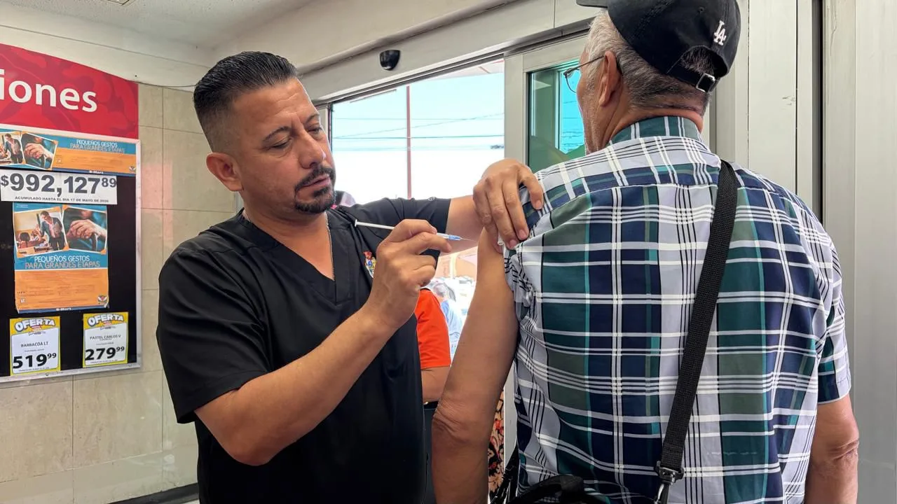 Brigada médica en S-Mart Altamirano aplica 177 vacunas para fortalecer la prevención
