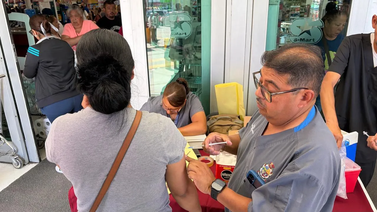 Brigada médica en S-Mart Altamirano aplica 177 vacunas para fortalecer la prevención - imagen 1