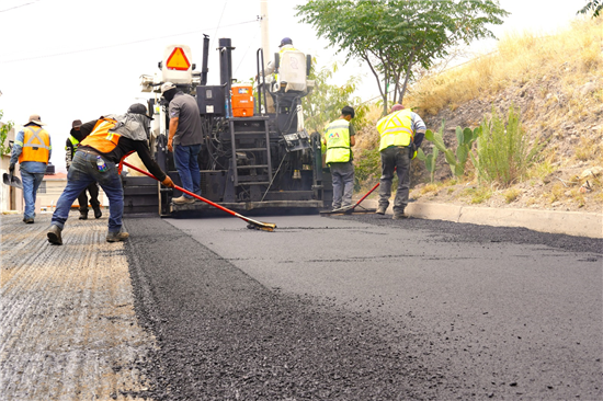 Avanza recarpeteo en calles de Colinas del Sol en Chihuahua con más de 2 mil m² de asfalto nuevo