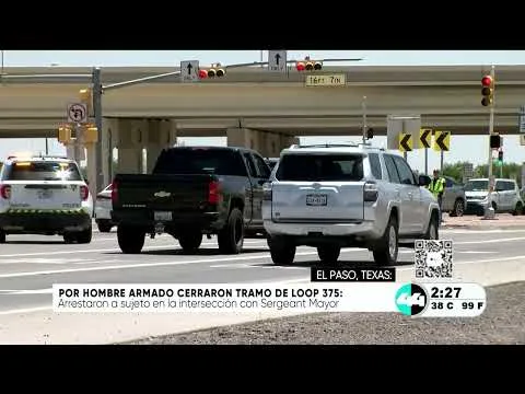 Cierran tramo de Loop 375 tras accidente y hombre armado atrincherado en su auto