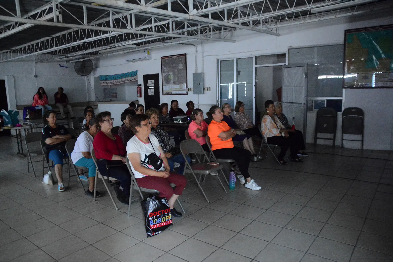 Adultos mayores disfrutan función de cine en el Centro Comunitario Jarudo - imagen 5