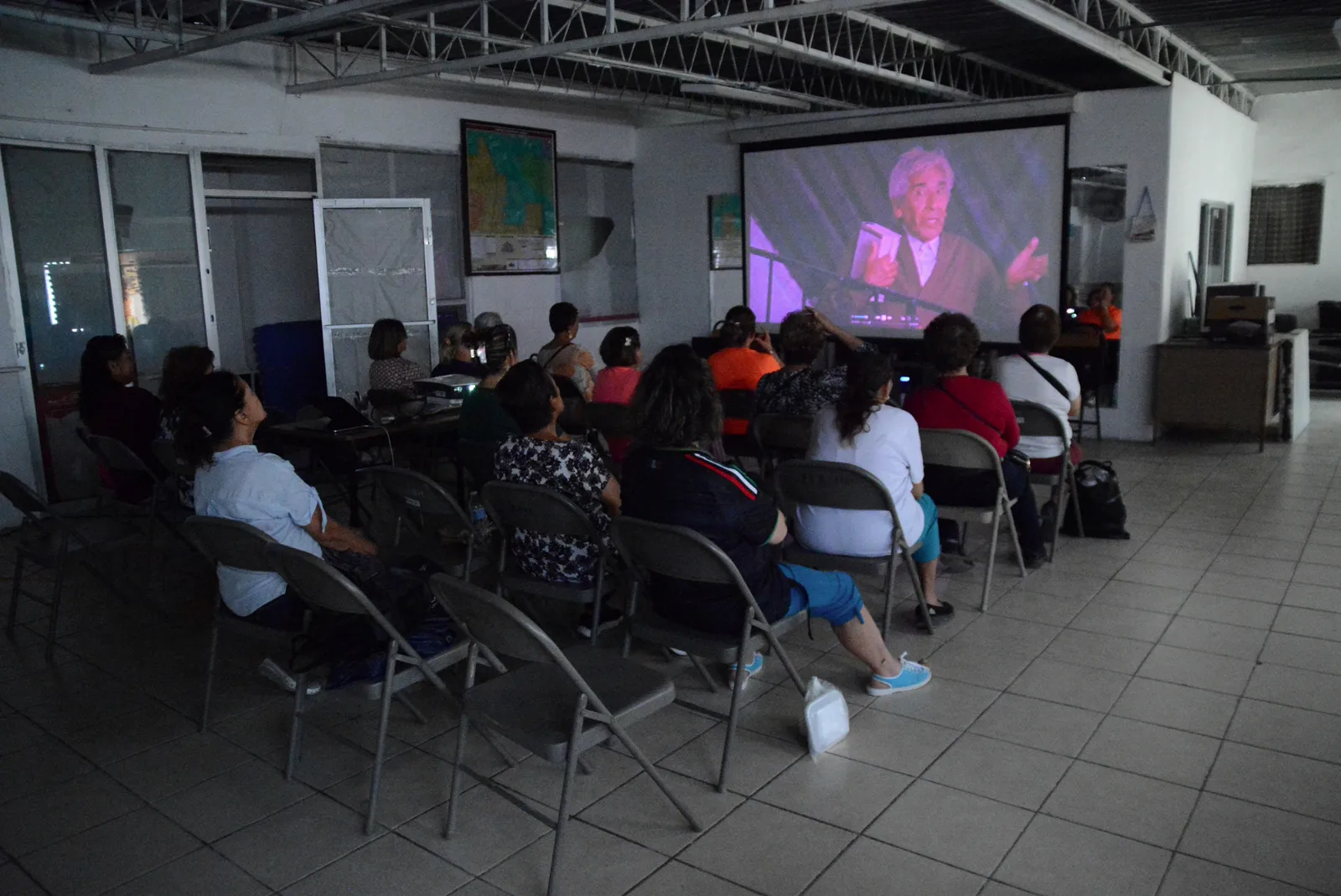Adultos mayores disfrutan función de cine en el Centro Comunitario Jarudo - imagen 7