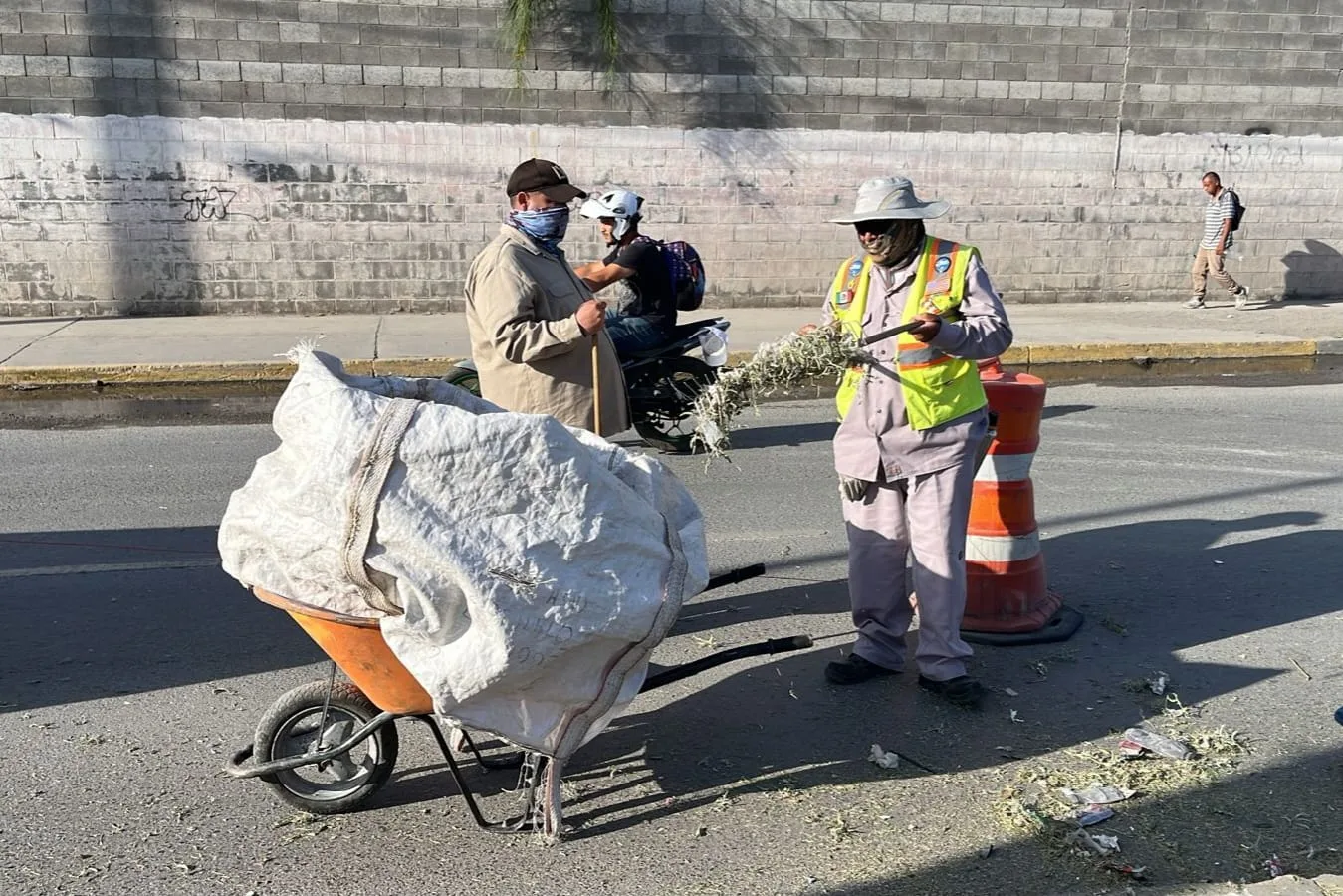 Cuadrillas de Ciudad Juárez retiran basura, llantas y escombros de avenidas principales