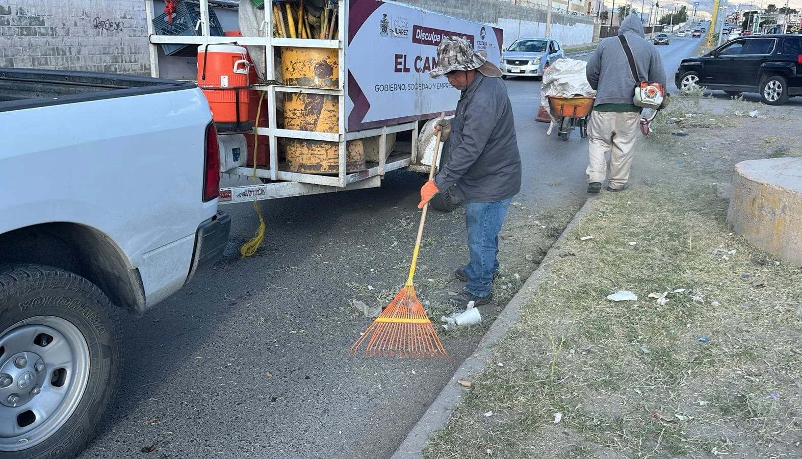 Cuadrillas de Ciudad Juárez retiran basura, llantas y escombros de avenidas principales - imagen 3