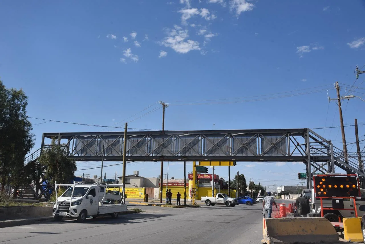 Avanzan trabajos en puente peatonal de la calle Tapioca con cierre temporal vial