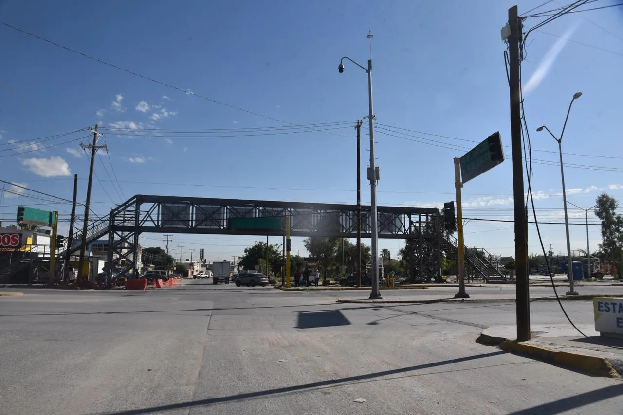 Avanzan trabajos en puente peatonal de la calle Tapioca con cierre temporal vial - imagen 2