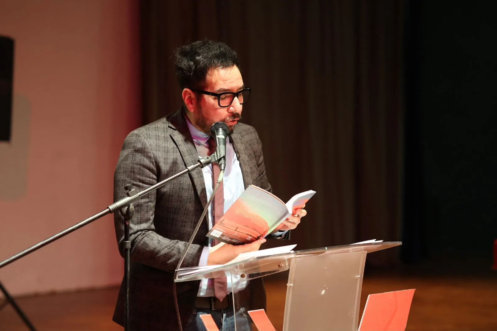 Inicia FELIJU 2026 en Ciudad Juárez con la presentación del libro Niños del trópico de Israel Holtzeimer - imagen 1