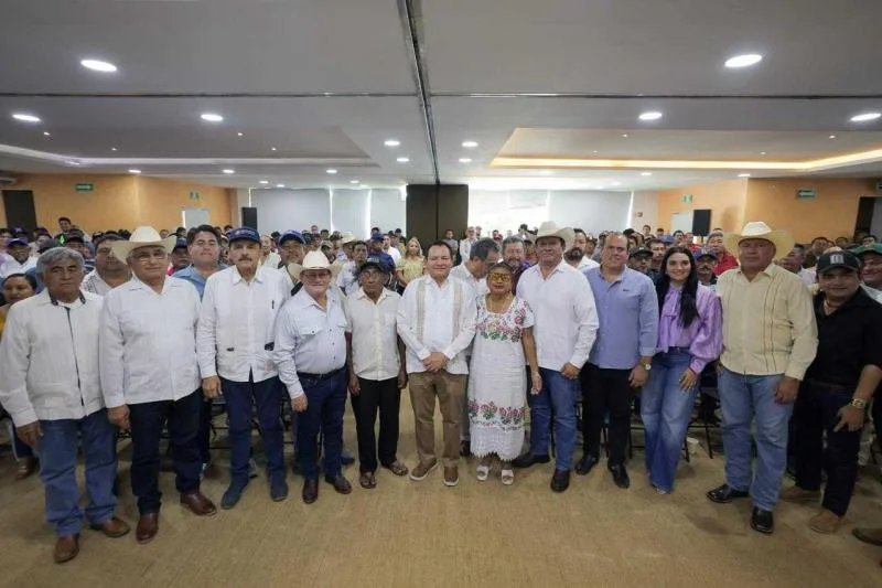 Gobernador de Yucatán entrega apoyos para sistemas de riego solar y becas escolares en 2026 - imagen 2