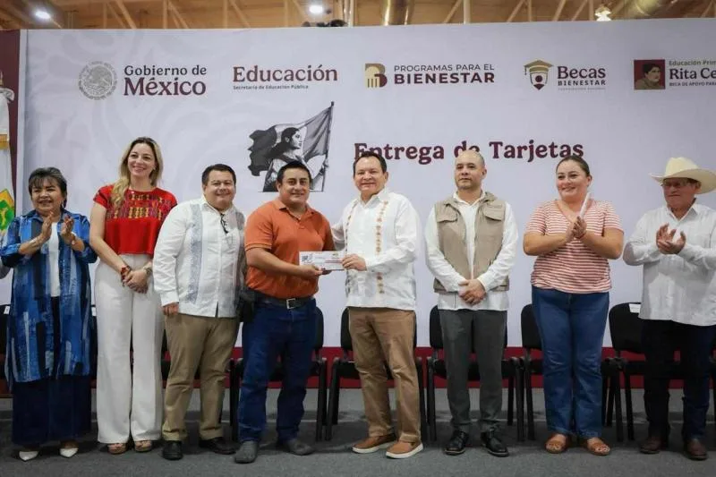 Gobernador de Yucatán entrega apoyos para sistemas de riego solar y becas escolares en 2026 - imagen 4