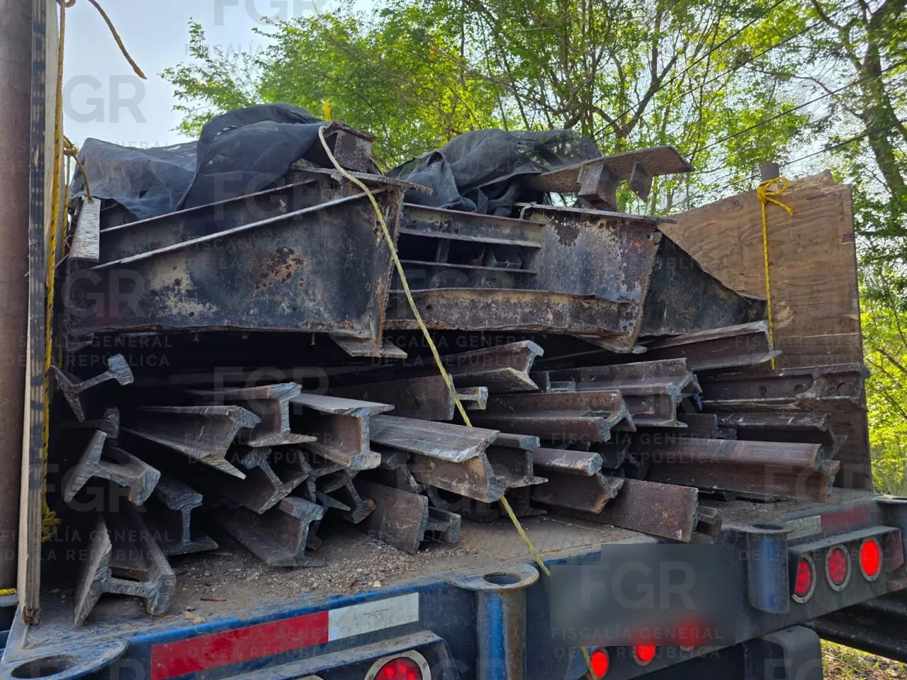 FGR asegura 75 segmentos de rieles de acero en operativo contra robo en Tabasco