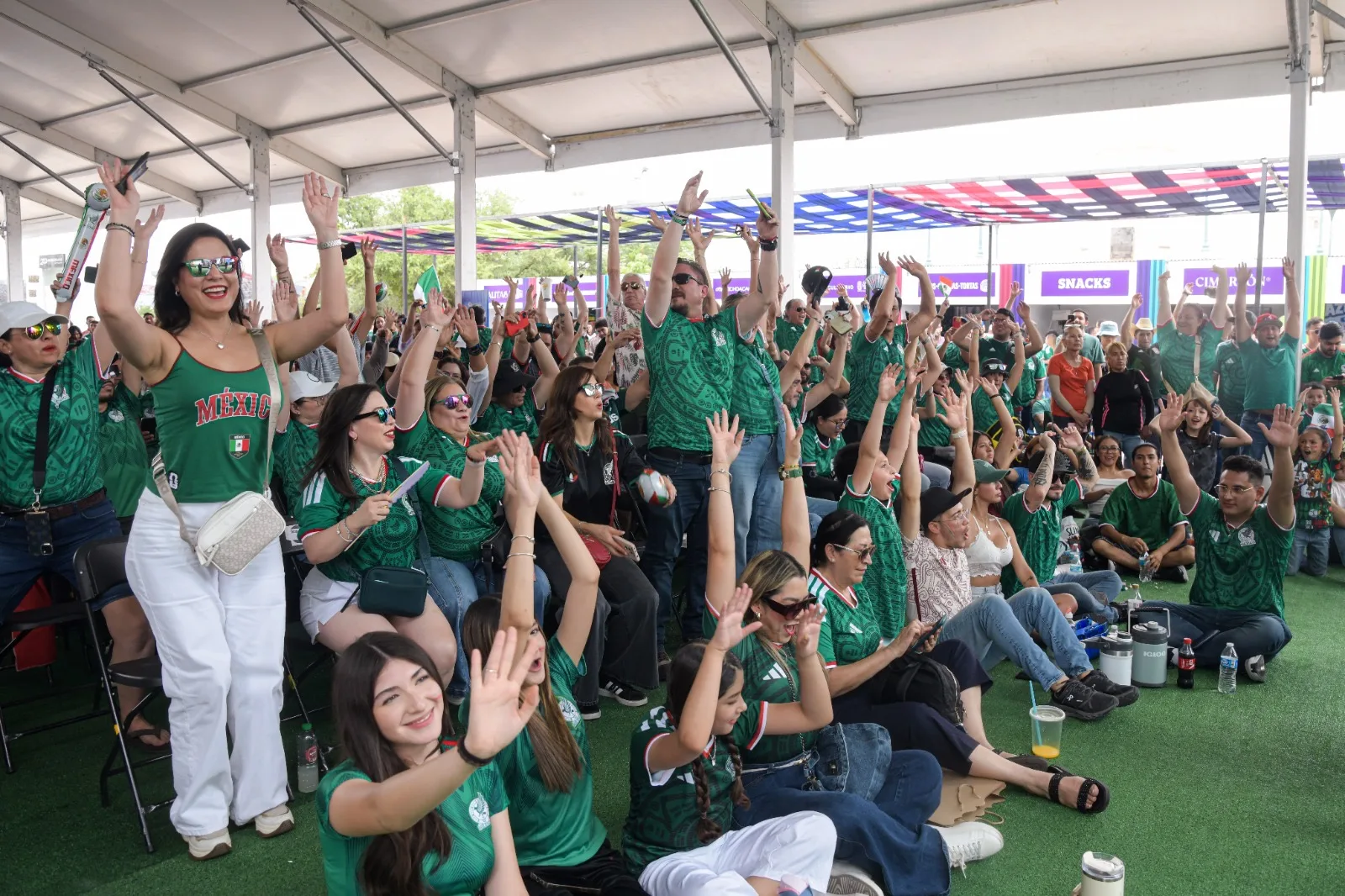 Familias llenan la Plaza del Ángel en Chihuahua para ver el debut de México en el Mundial 2026