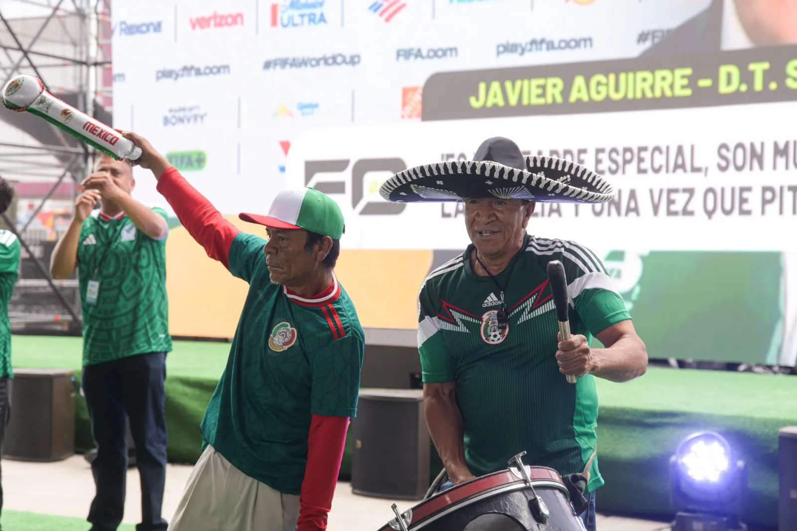Familias llenan la Plaza del Ángel en Chihuahua para ver el debut de México en el Mundial 2026 - imagen 1