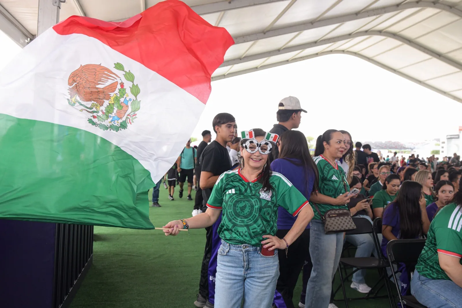 Familias llenan la Plaza del Ángel en Chihuahua para ver el debut de México en el Mundial 2026 - imagen 2