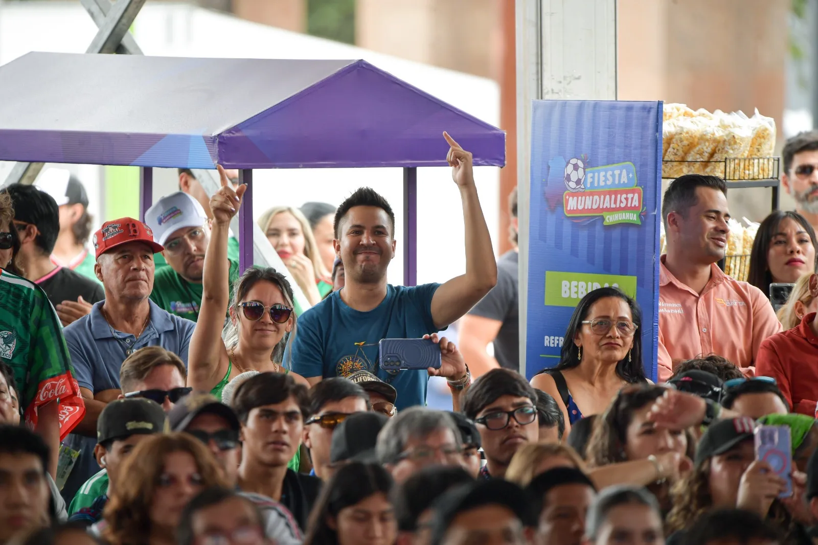 Familias llenan la Plaza del Ángel en Chihuahua para ver el debut de México en el Mundial 2026 - imagen 4