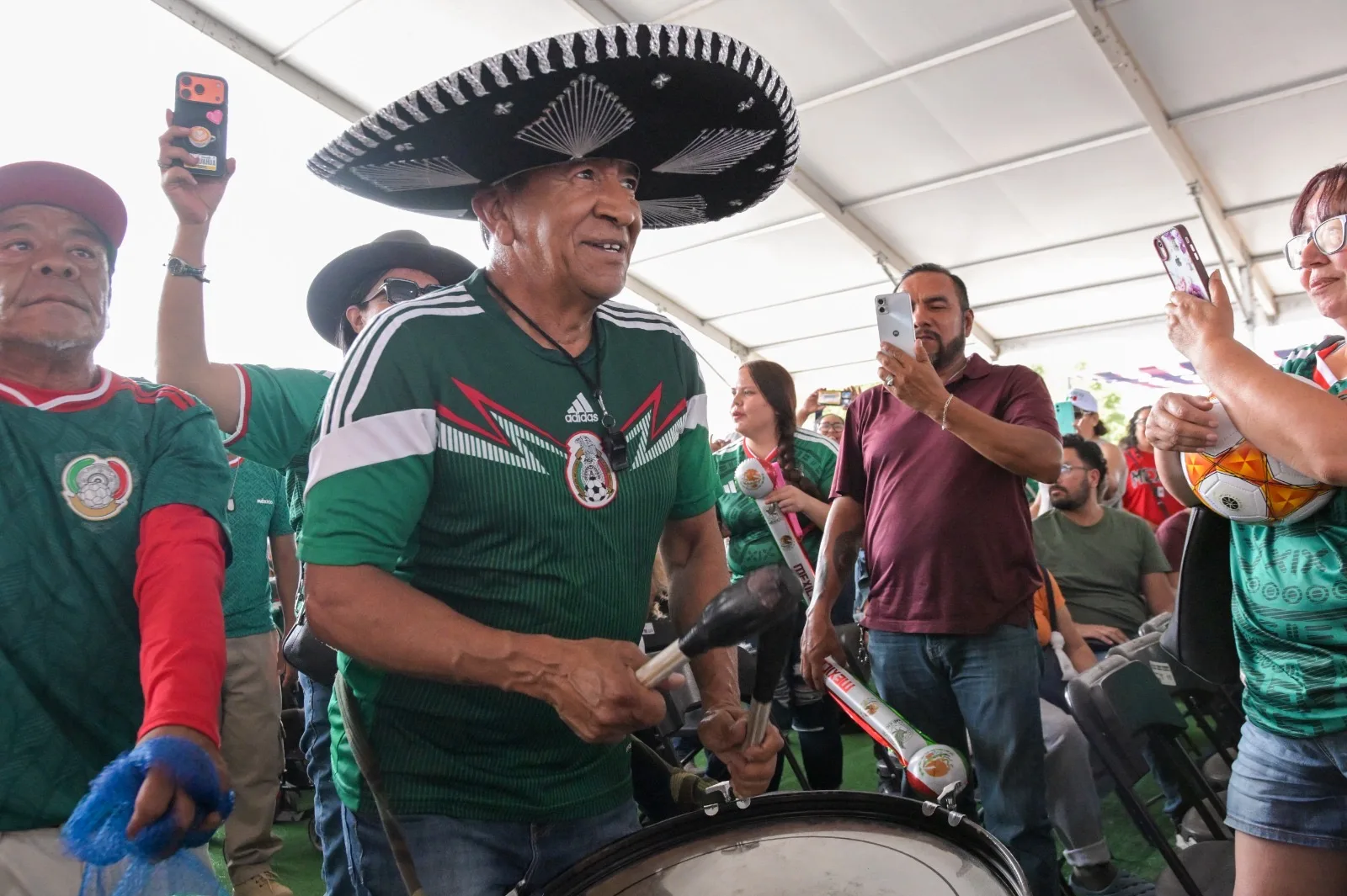 Familias llenan la Plaza del Ángel en Chihuahua para ver el debut de México en el Mundial 2026 - imagen 5