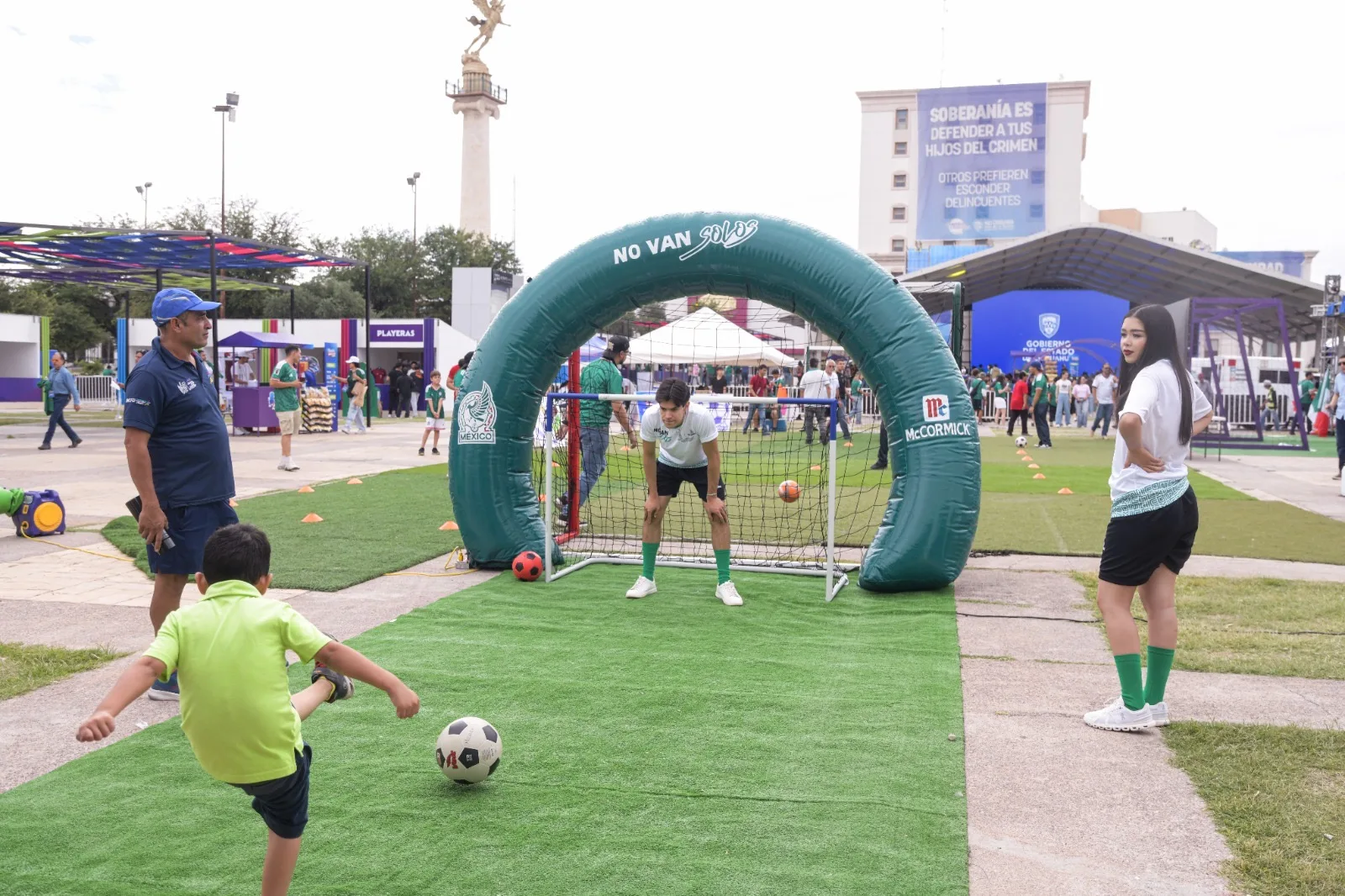 Familias llenan la Plaza del Ángel en Chihuahua para ver el debut de México en el Mundial 2026 - imagen 7